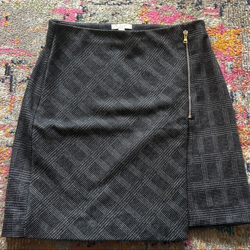 LOFT Black Checkered Midi skirt size 6 EUC